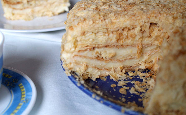 Pasta "Napolyon", evde bir fotoğraf olan yemek tarifleri: klasik (Sovyet), muhallebi, konsantre süt, puf böreği