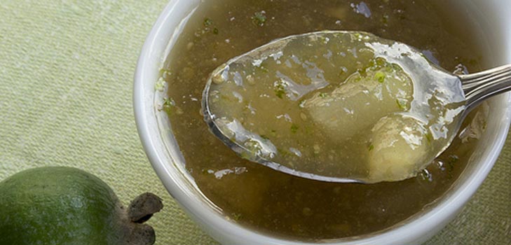 Pişirmeden feijoa'dan sıkışın, bir fotoğrafla canlı reçel için bir reçete