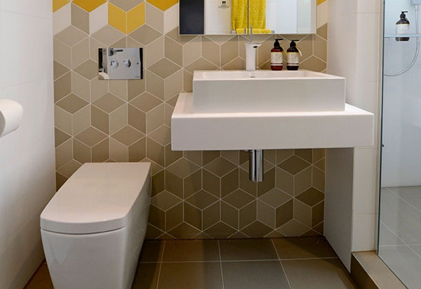 Küçük bir banyo görsel olarak artırmak için TOP-4 yolu