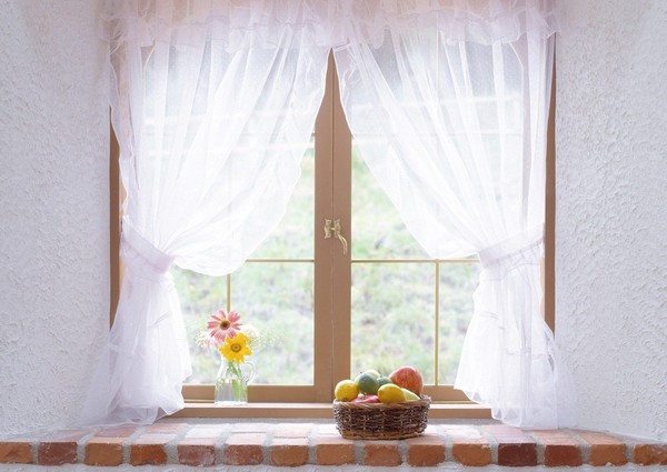Mutfaktaki modern perdelerle bir fotoğraf