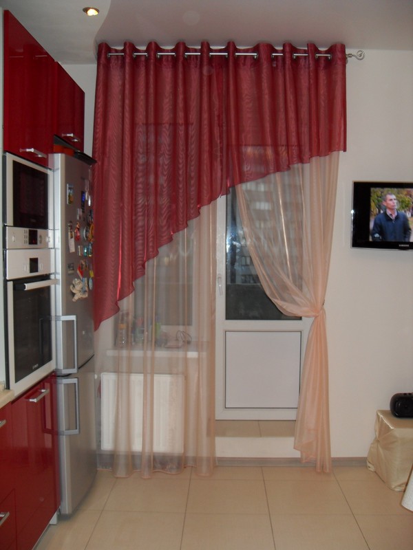Mutfaktaki modern perdelerle bir fotoğraf